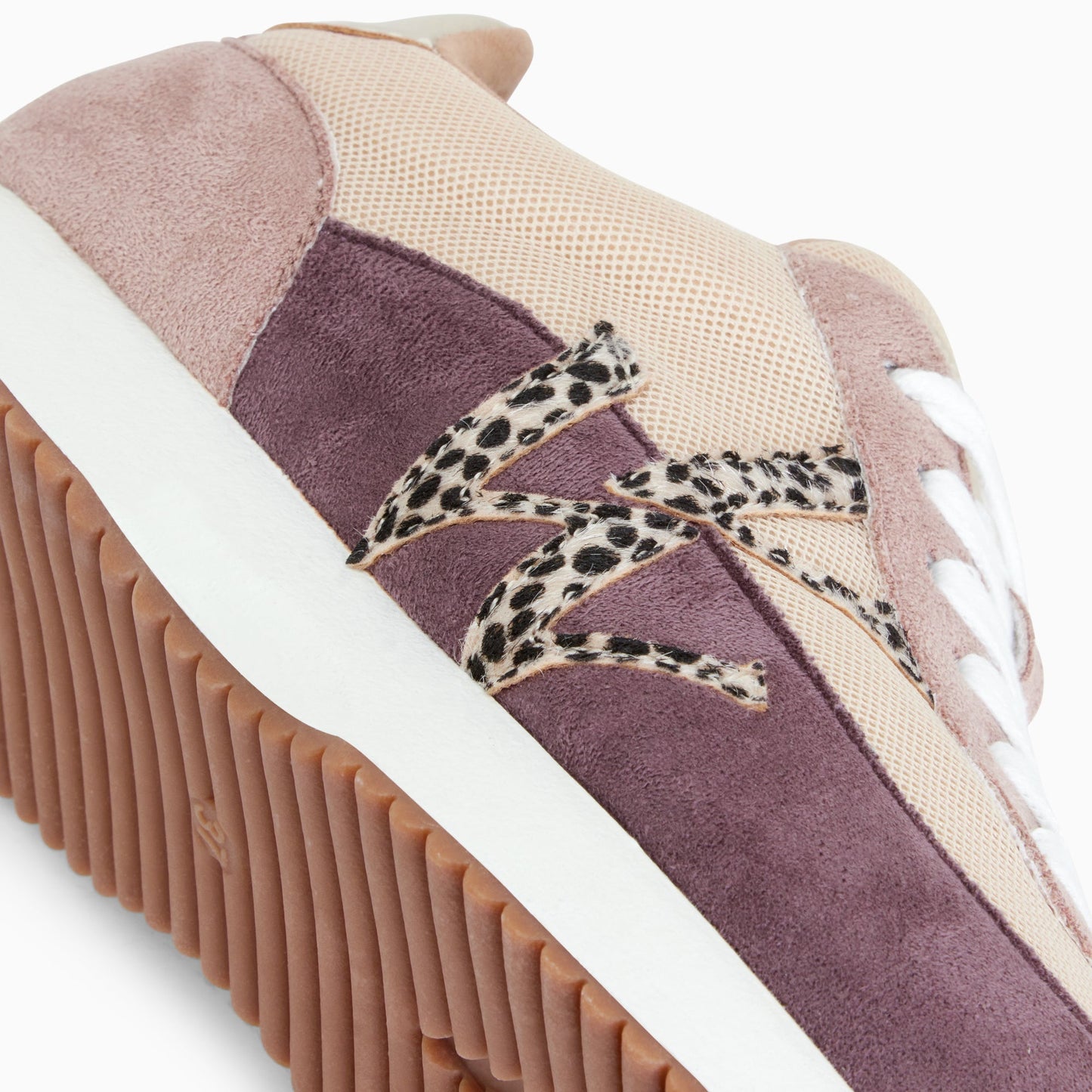 Baskets style running femme Vanessa Wu beige à monogramme léopard et détails rose et violet