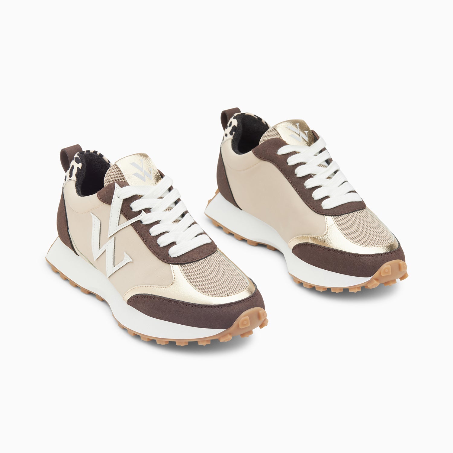 Baskets Vanessa Wu beige et marron à semelle running femme avec monogramme blanc