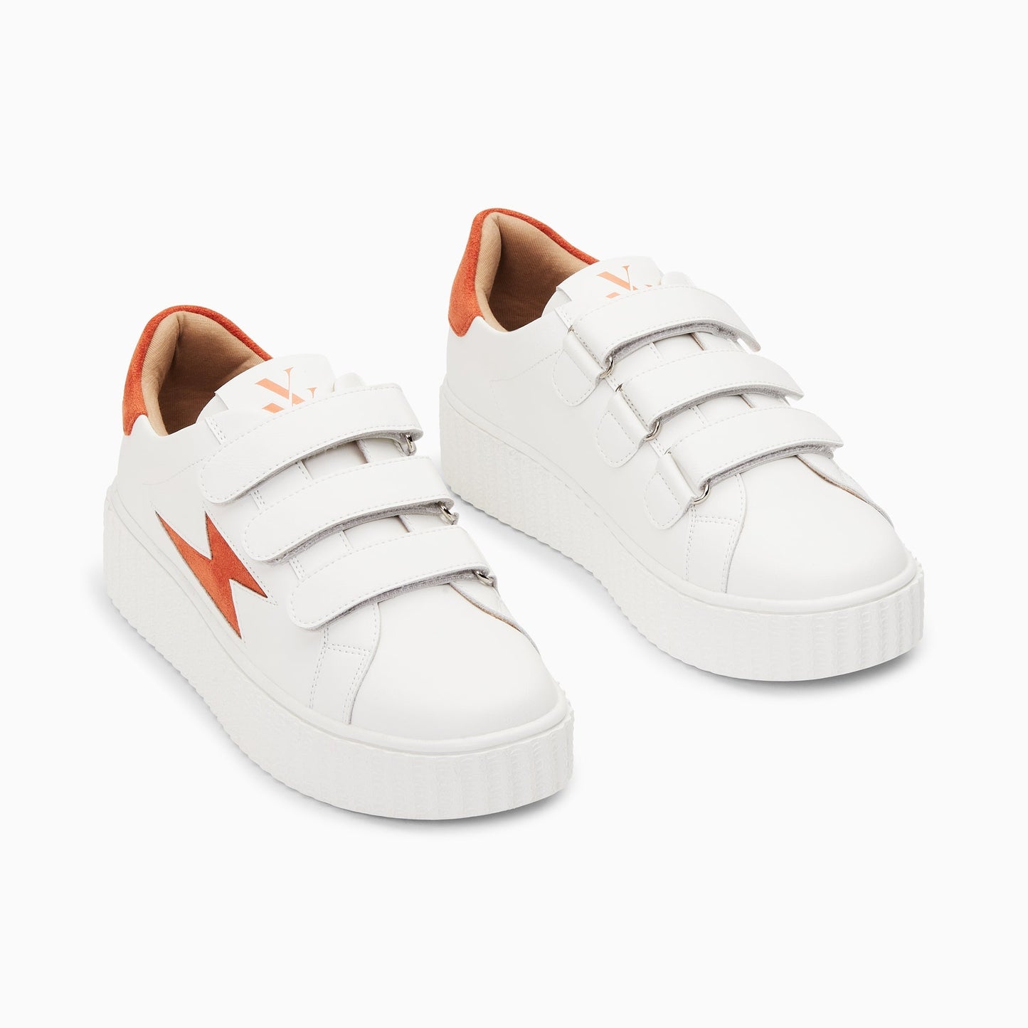 Baskets femme avec semelle creepers en similiuir blanc et éclair orange corail Vanessa Wu