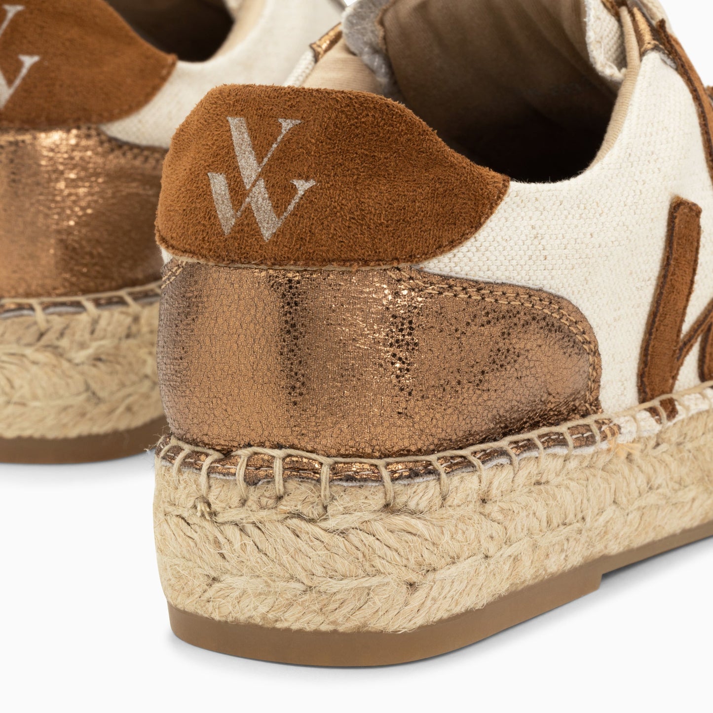 Baskets femme beiges espadrille et lacets à monogramme café et détails bronze Vanessa Wu