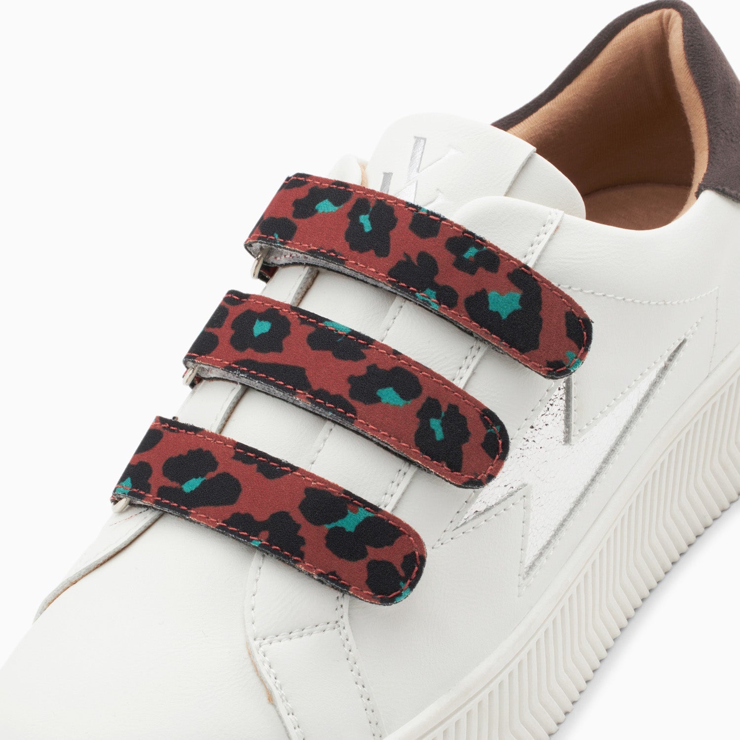 Sneakers éclair femme en similicuir blanc à scratchs léopard et semelle motifs chevrons Vanessa Wu