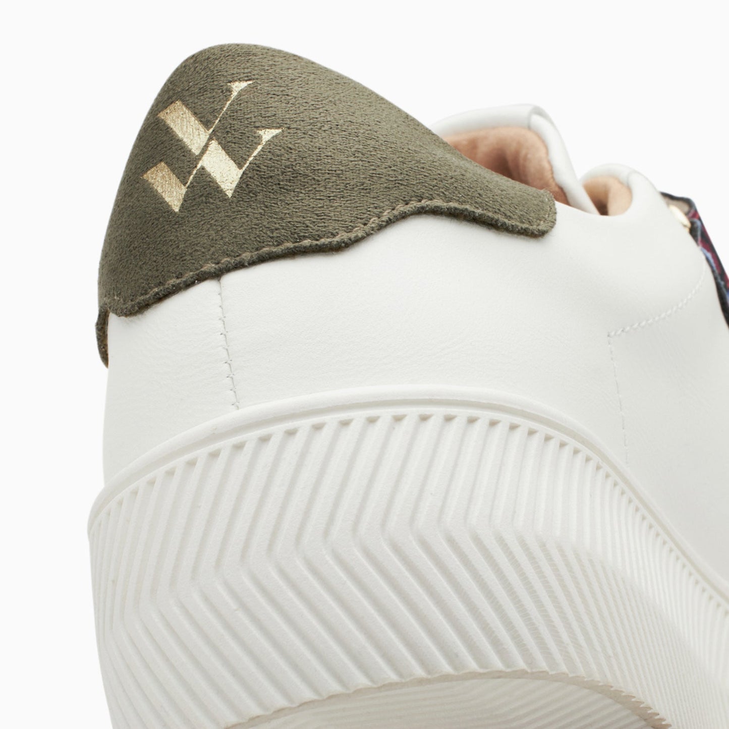 Sneakers en similicuir blanc avec éclair doré femme et scratchs léopard Vanessa Wu