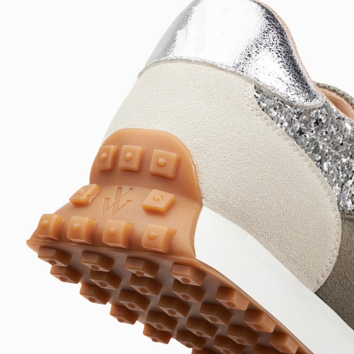 Sneakers paillettes argent à lacets femme monogramme Vanessa Wu similicuir blanc et semelles running