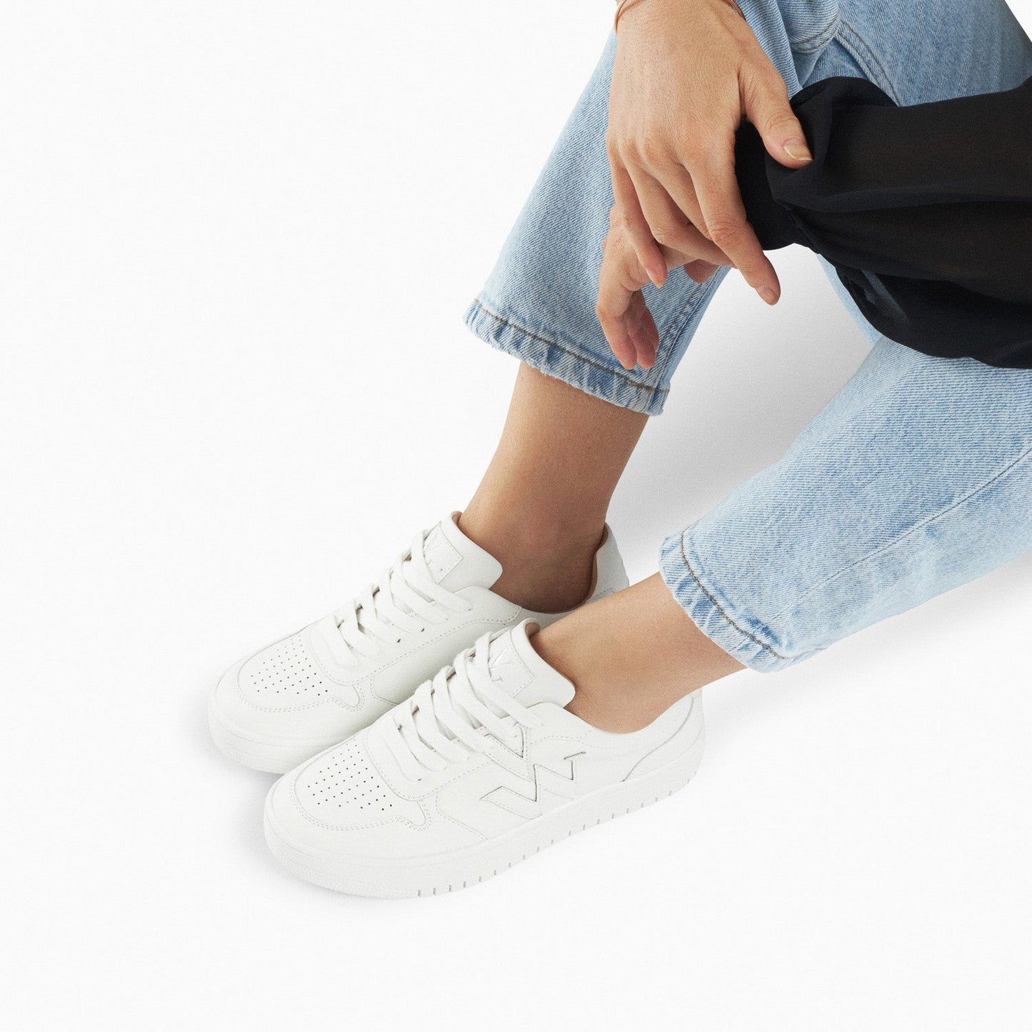 Baskets femme blanc monochrome à lacets avec monogramme Vanessa Wu en similicuir blanc