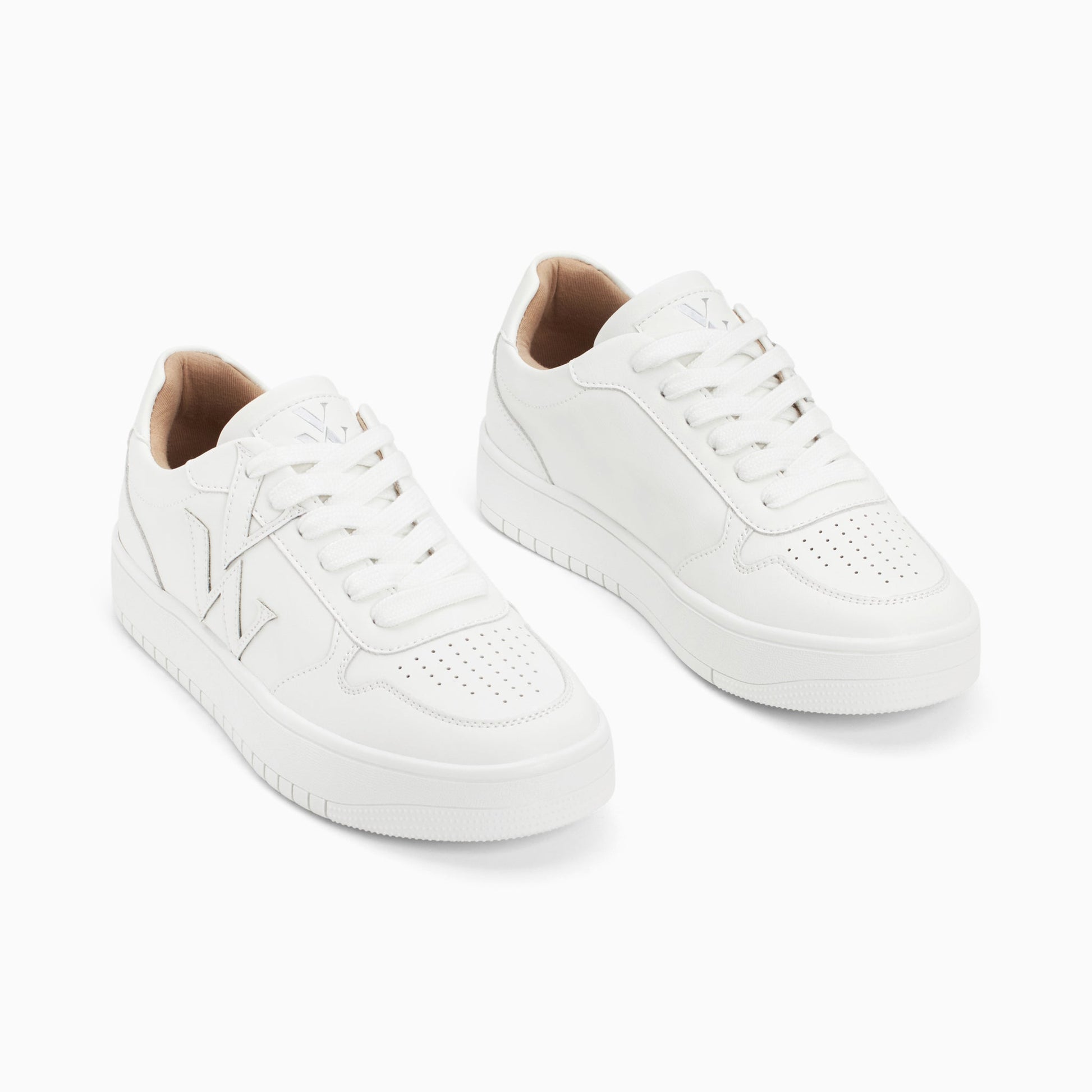 Baskets femme blanc monochrome à lacets avec monogramme Vanessa Wu en similicuir blanc