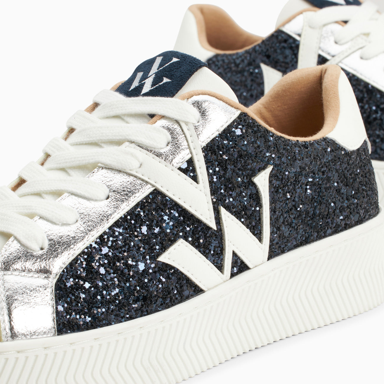 Sneakers paillettes bleu marine femme avec monogramme Vanessa Wu en similicuir blanc à semelles chevrons