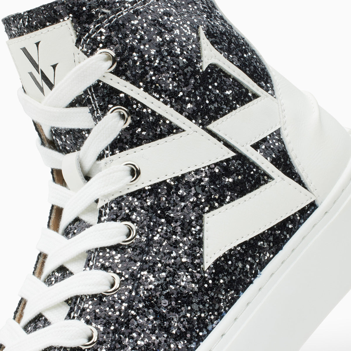 Sneakers paillettes noires montantes femme avec monogramme Vanessa Wu en similicuir blanc et semelles épaisses