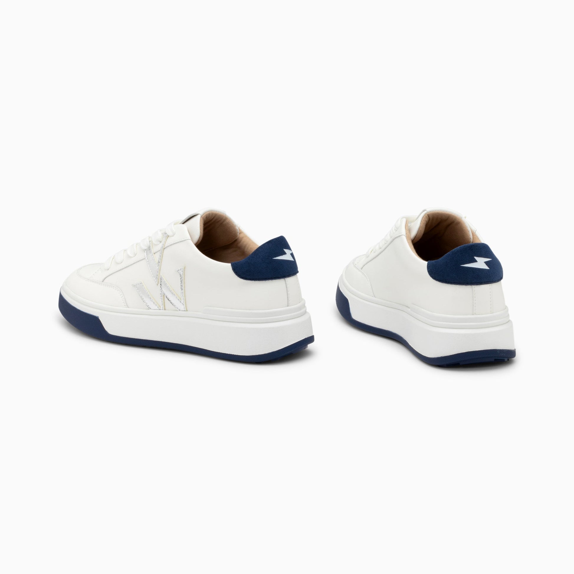 Sneakers blanches femme avec monogramme Vanessa Wu argent avec semelle blanche et bleu marine
