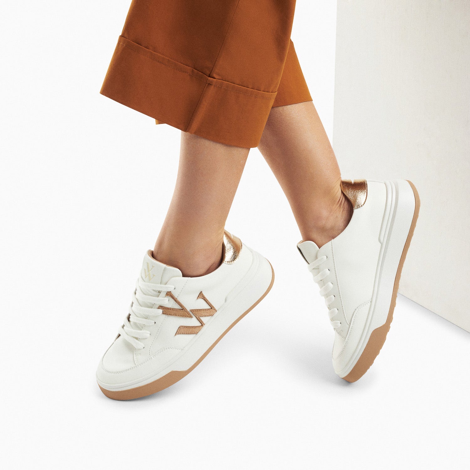 Sneakers blanches femme avec monogramme Vanessa Wu en suédine beige avec semelle blanche et beige