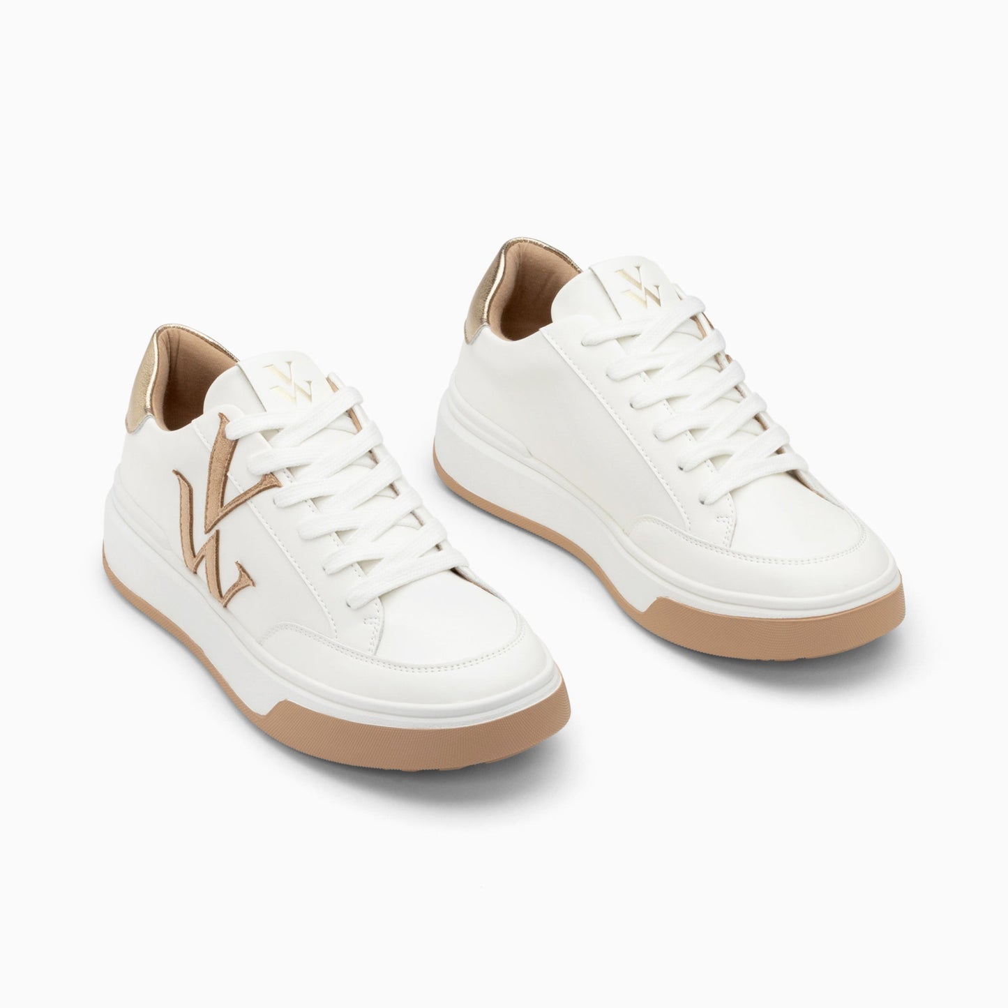 Sneakers blanches femme avec monogramme Vanessa Wu en suédine beige avec semelle blanche et beige