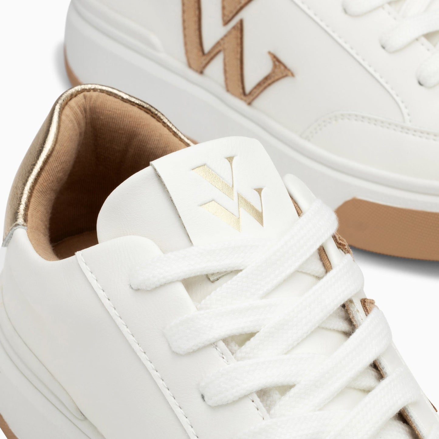 Sneakers blanches femme avec monogramme Vanessa Wu en suédine beige avec semelle blanche et beige