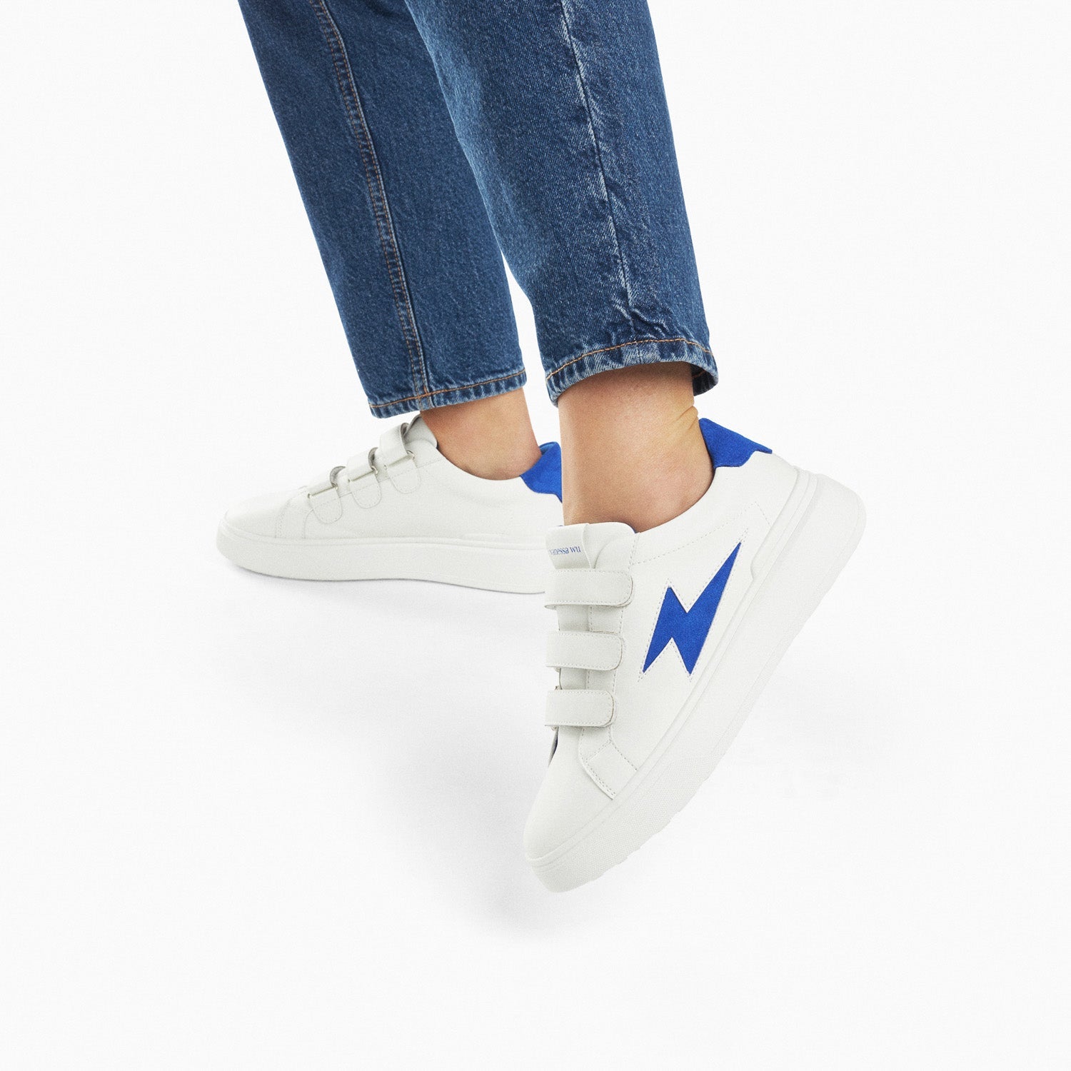 Sneakers blanches à scratchs femme Vanessa Wu avec découpe éclair bleu électrique et semelle épaisse