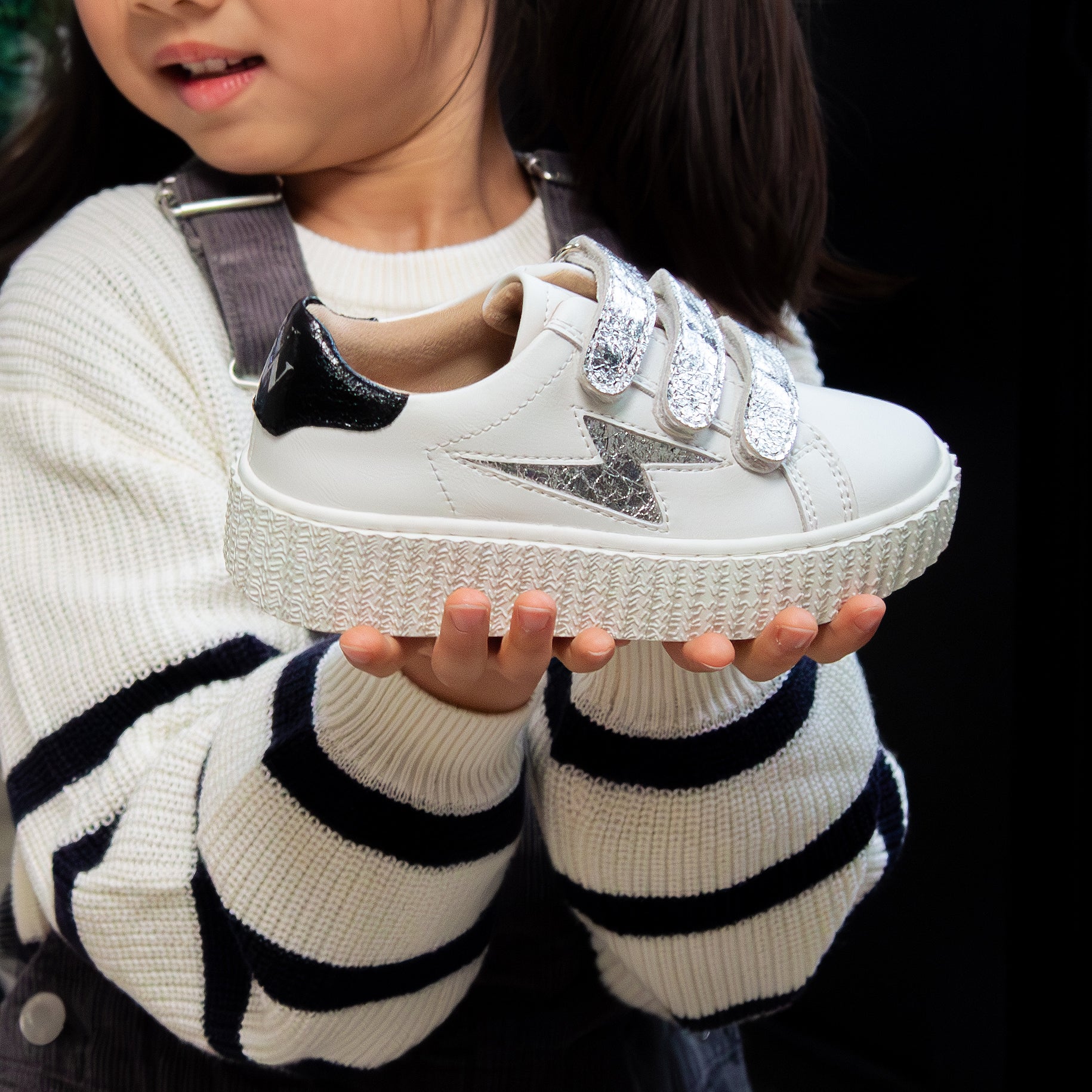 Baskets enfant blanches Vanessa Wu à éclair et scratchs argents avec semelle creepers