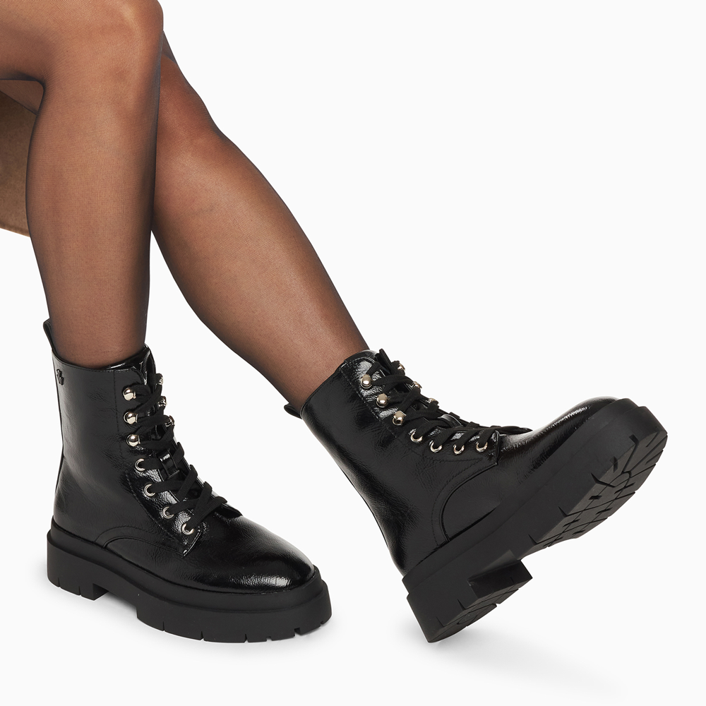 Boots rangers noires femme vernies à semelle plateforme crantée et à lacets Vanessa Wu