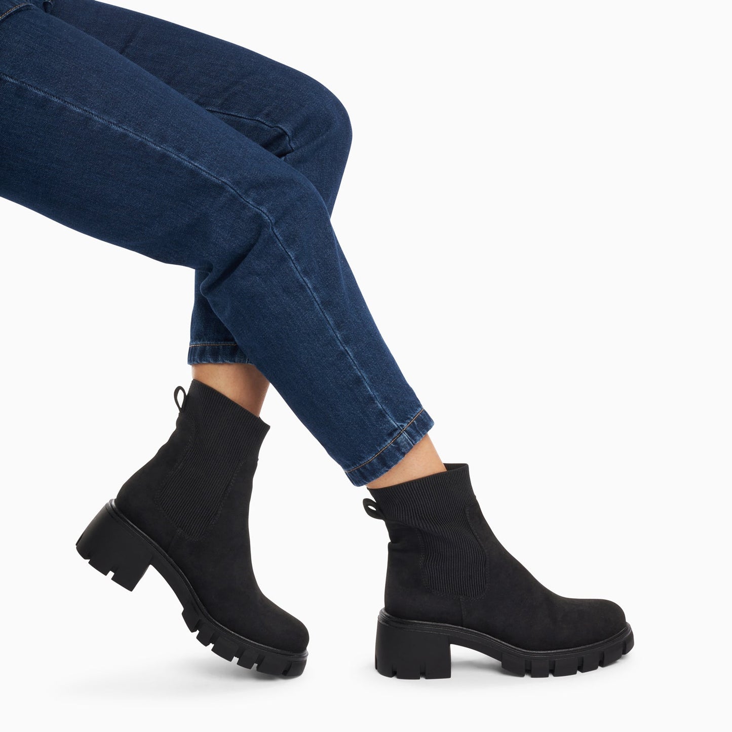 Bottines Chelsea chaussettes en suédine noire femme Vanessa Wu à talon oversize cranté