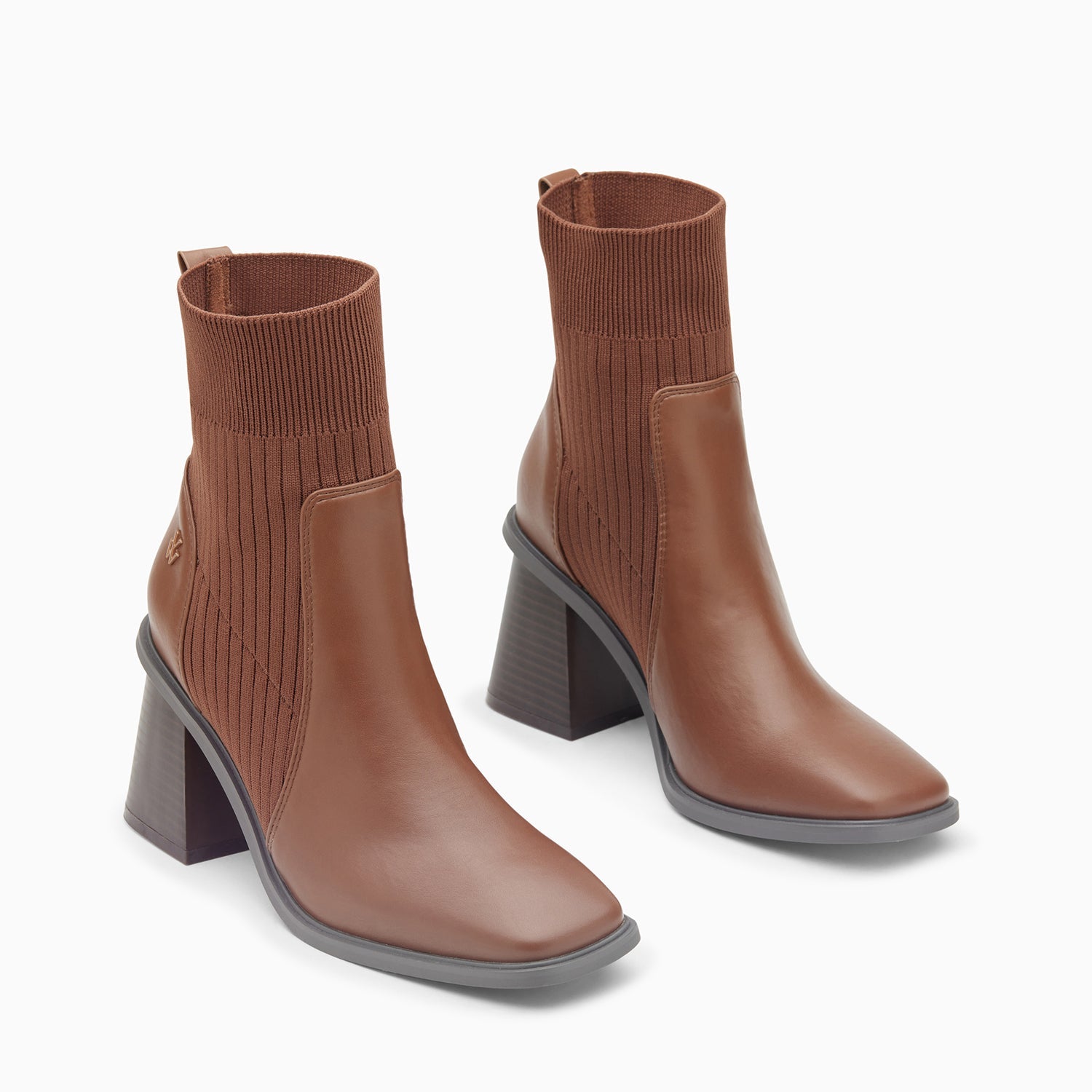 Bottines chaussettes en maille côtelée Vannessa Wu marron à talon trapèze effet bois femme