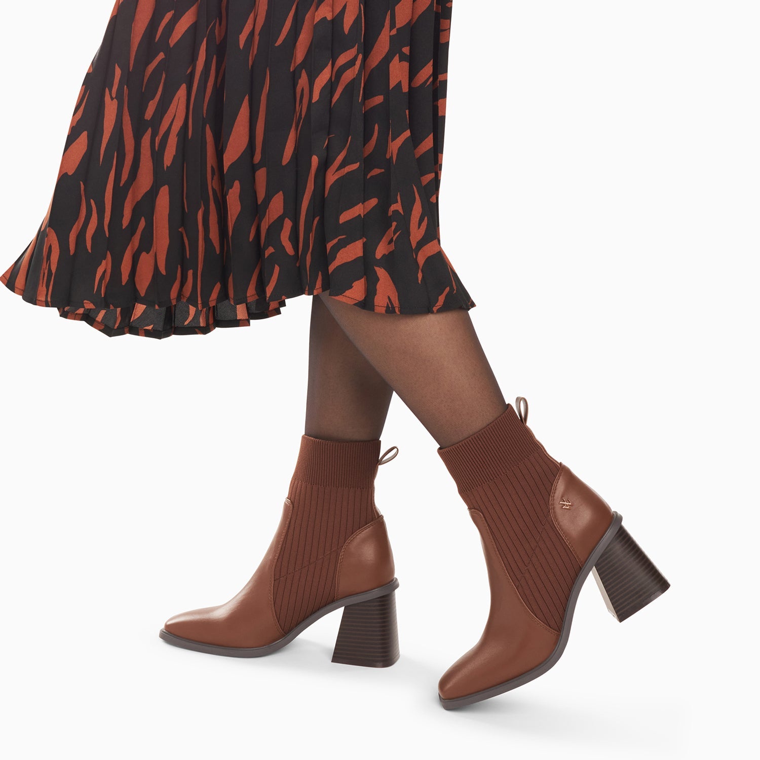 Bottines chaussettes en maille côtelée Vannessa Wu marron à talon trapèze effet bois femme