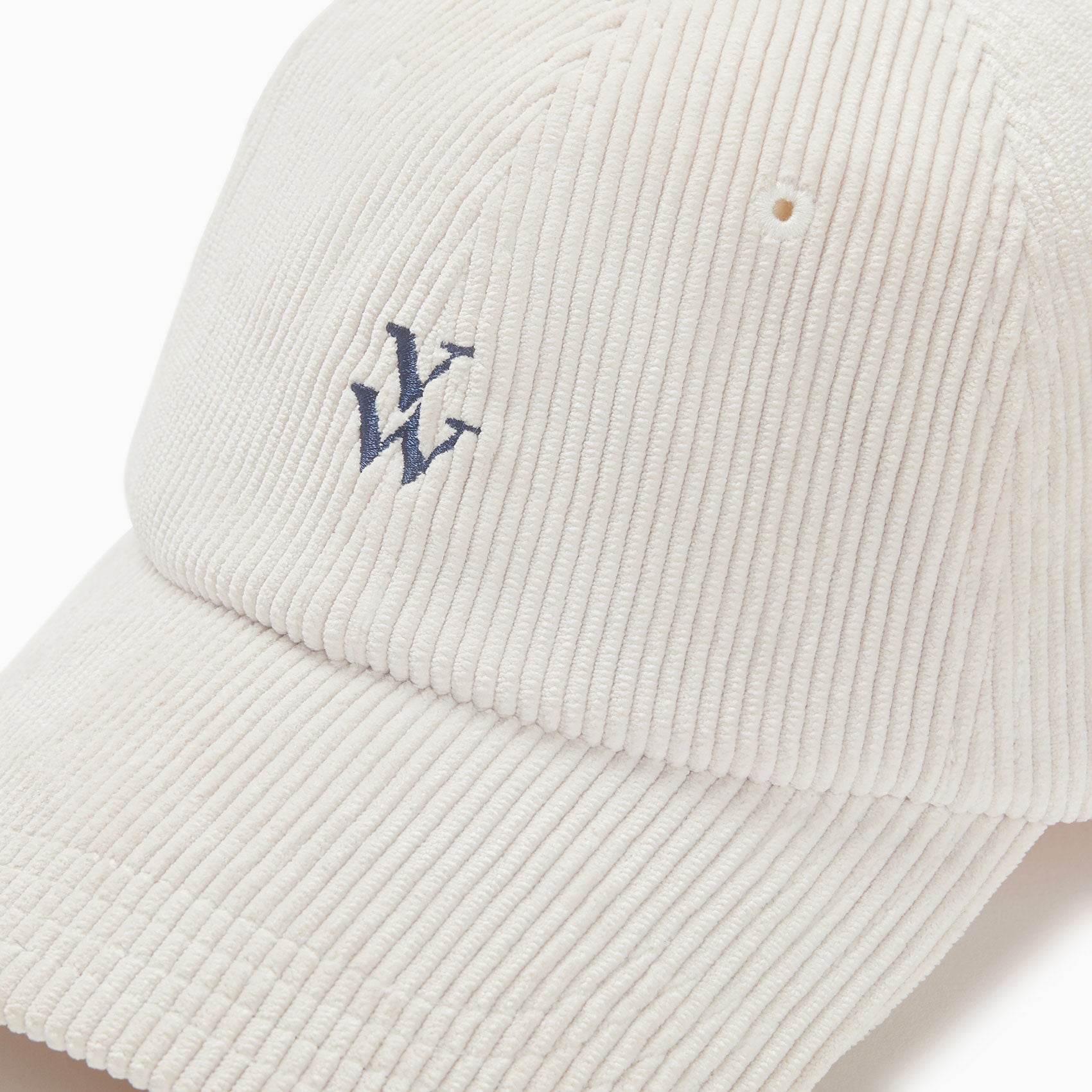 Casquette réglable femme ivoire en velours côtelé avec monogramme brodé bleu Vanessa Wu