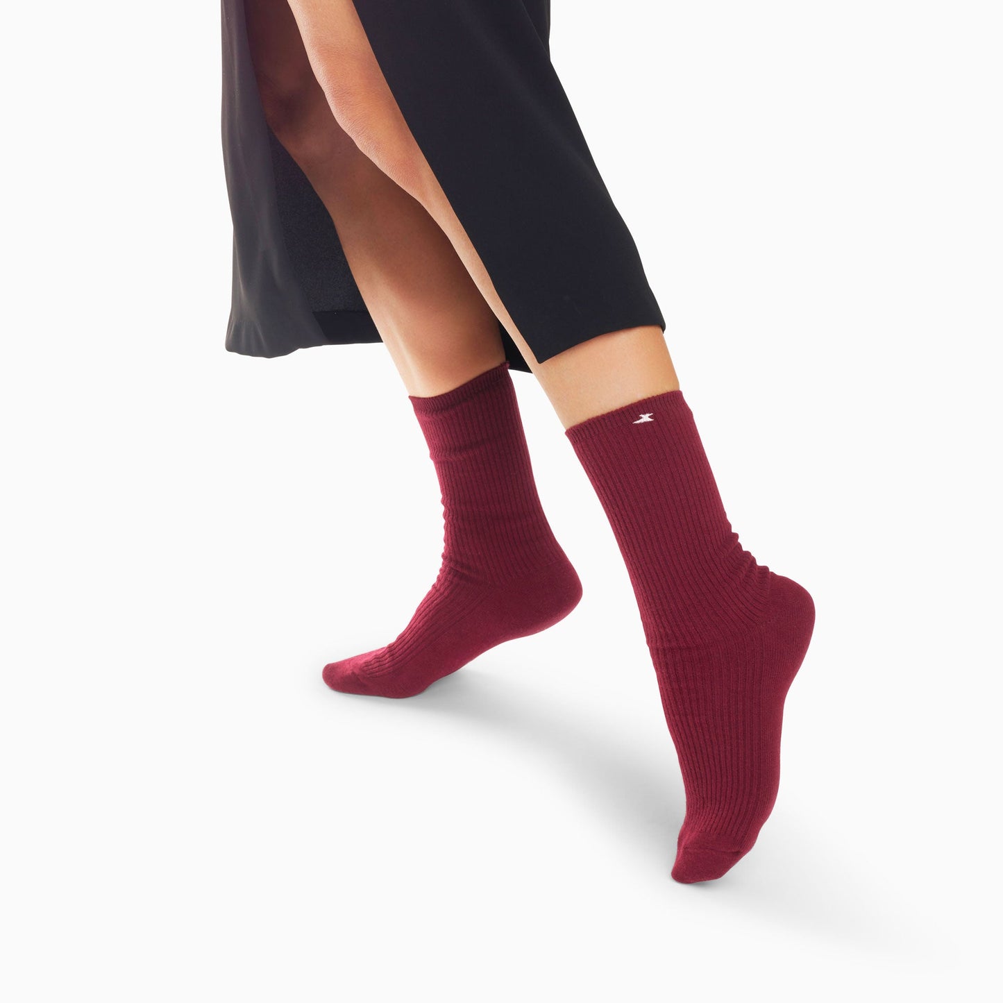 Chaussettes hautes rouge bordeaux côtelées avec éclair brodé beige femme Vanessa Wu en coton