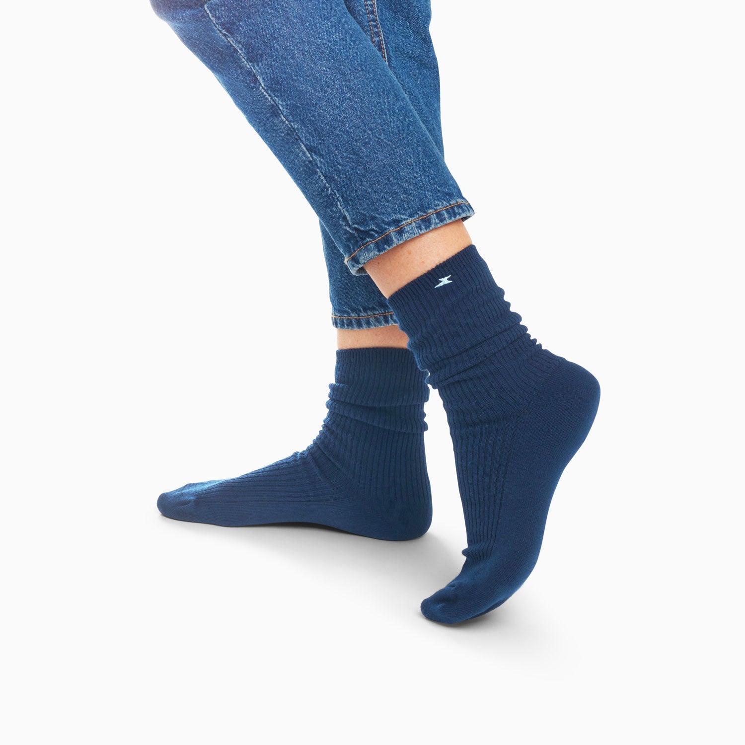 Chaussettes hautes bleu marine côtelées avec broderie éclair bleu glacier Vanessa Wu en coton femme