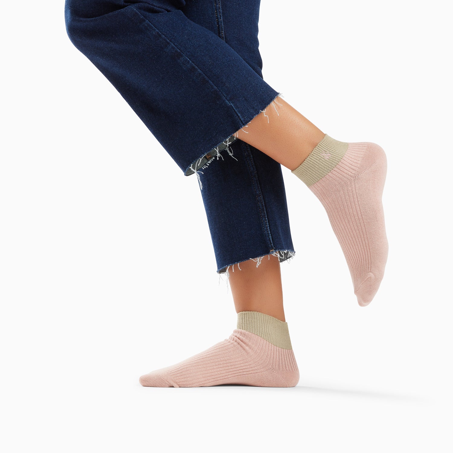 Chaussettes rose côtelées courtes femme avec logo rose brodé et bordure kaki élastique Vanessa Wu