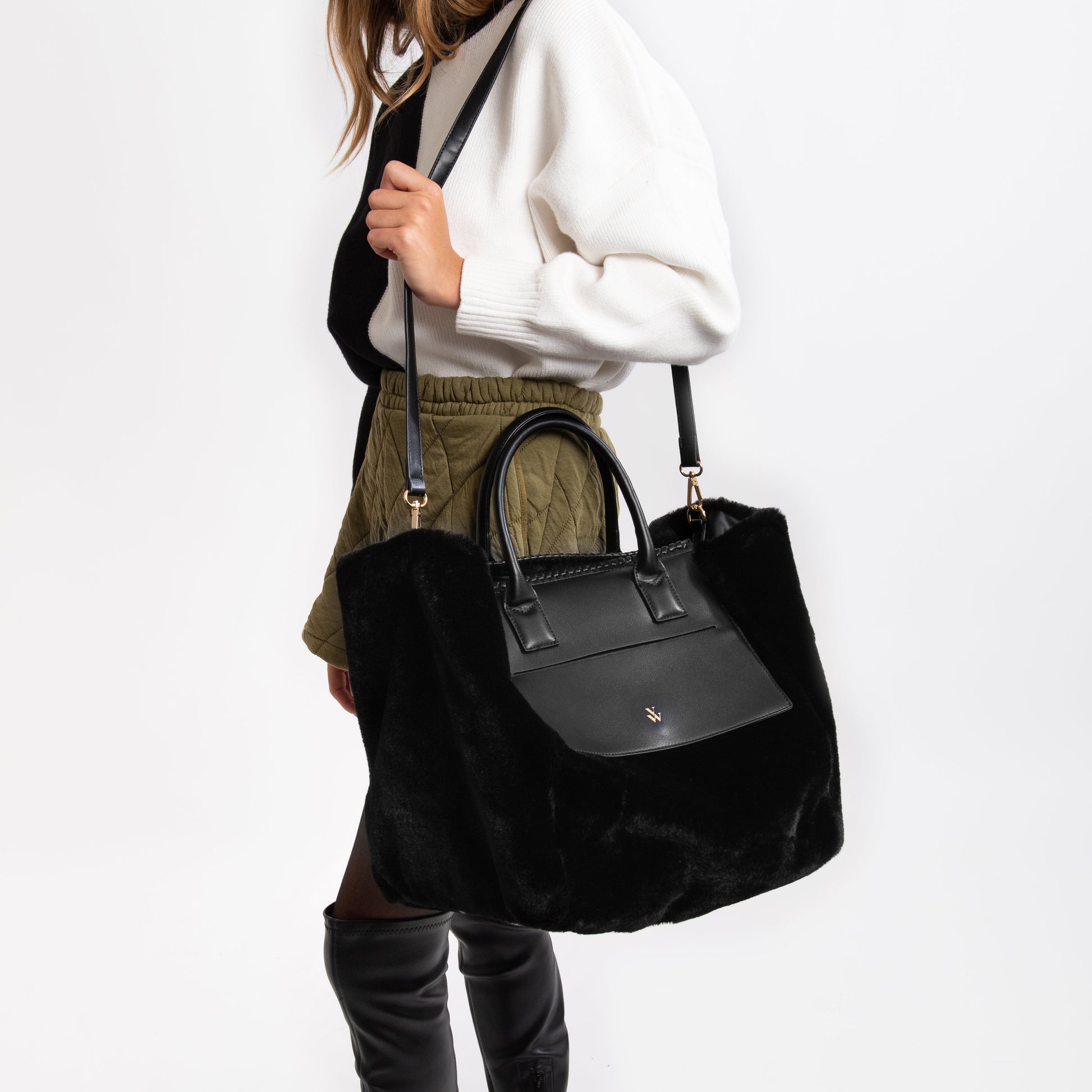 Sac cabas oversize noir Vanessa Wu fausse fourrure à détails similicuir noir et bandoulière femme