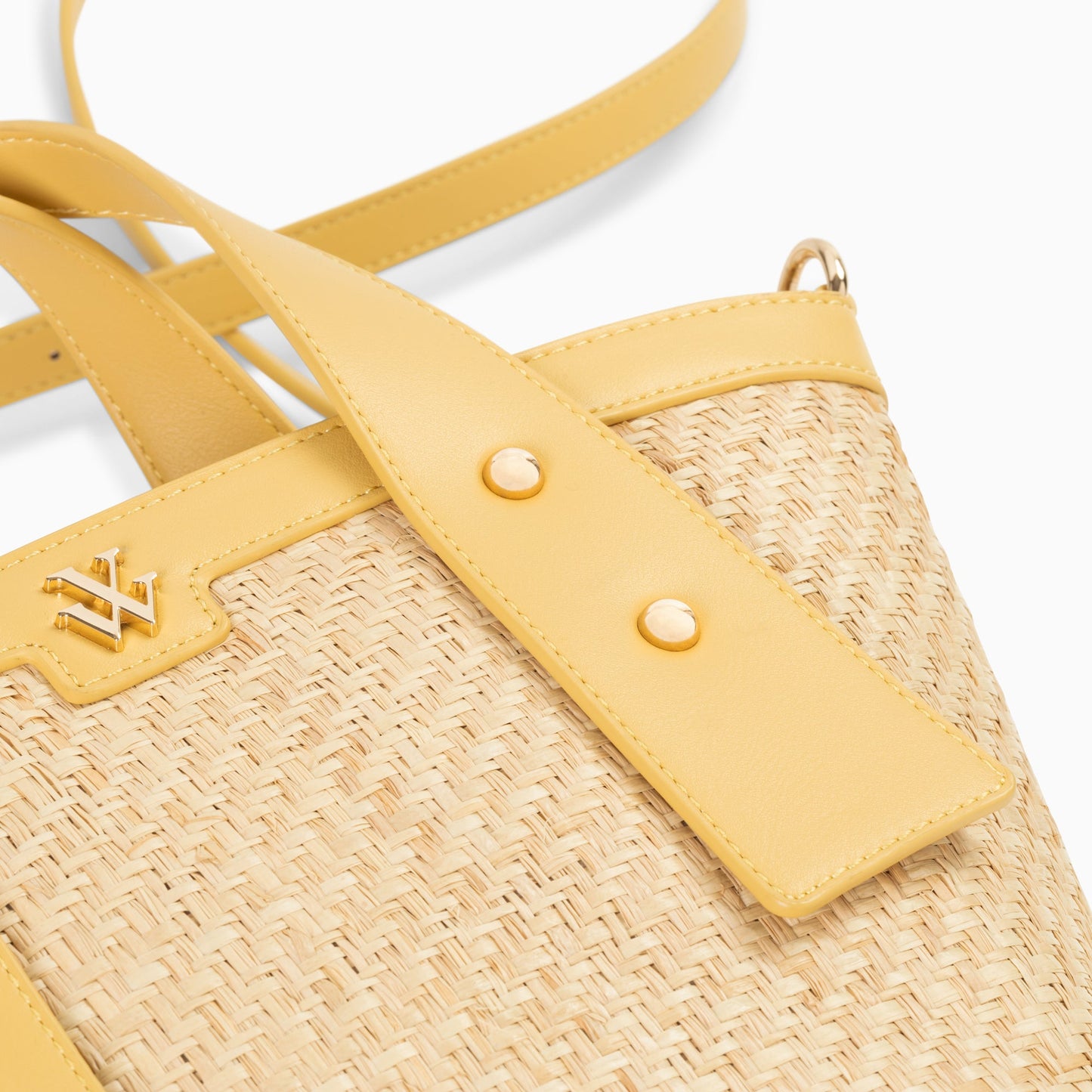 Petit panier en raphia beige avec longue anse et détails jaunes femme