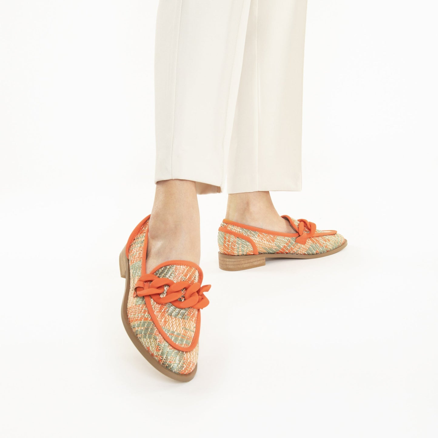 Mocassins à tissage irisé effet raphia quadrillé orange beige et kaki femme Vanessa Wu