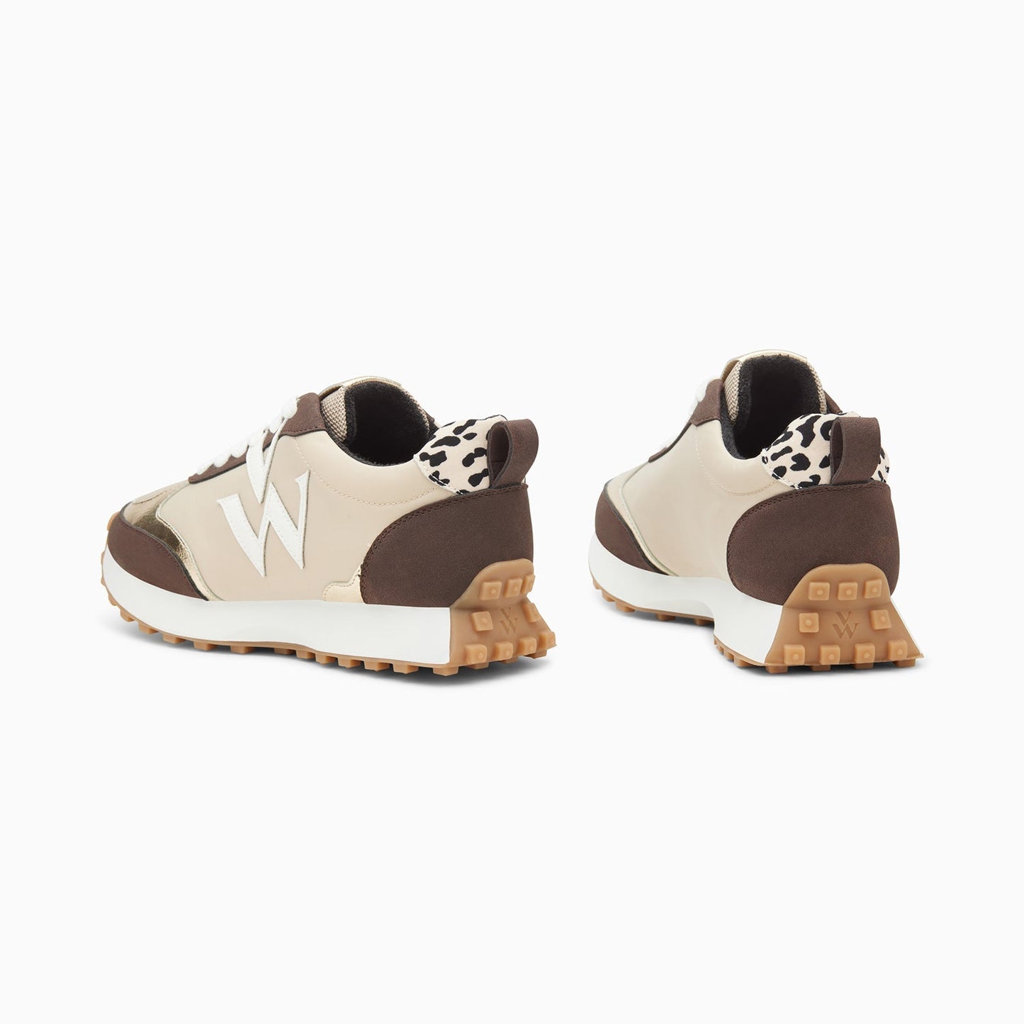 Baskets Vanessa Wu beige et marron à semelle running femme avec monogramme blanc