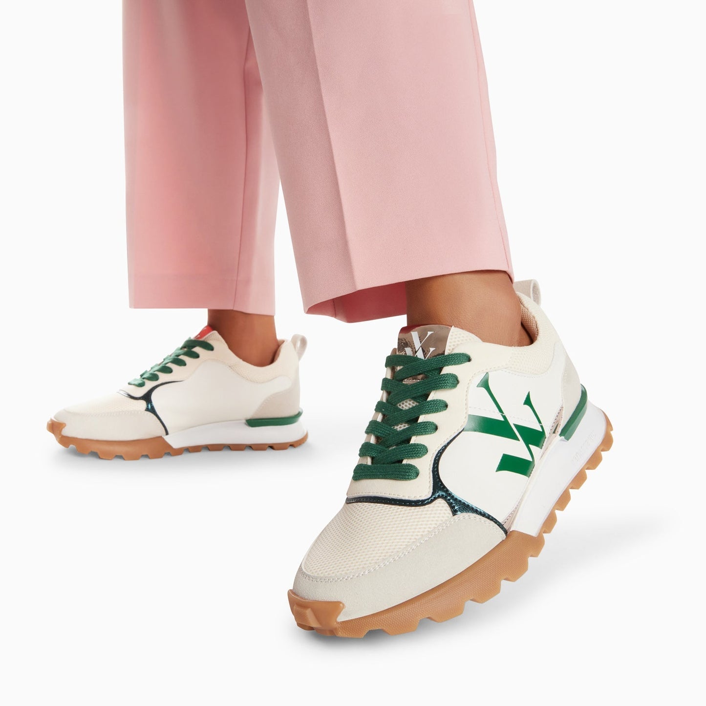 Sneakers style running à lacet femme en vert et blanc avec monogramme imprimé Vanessa Wu