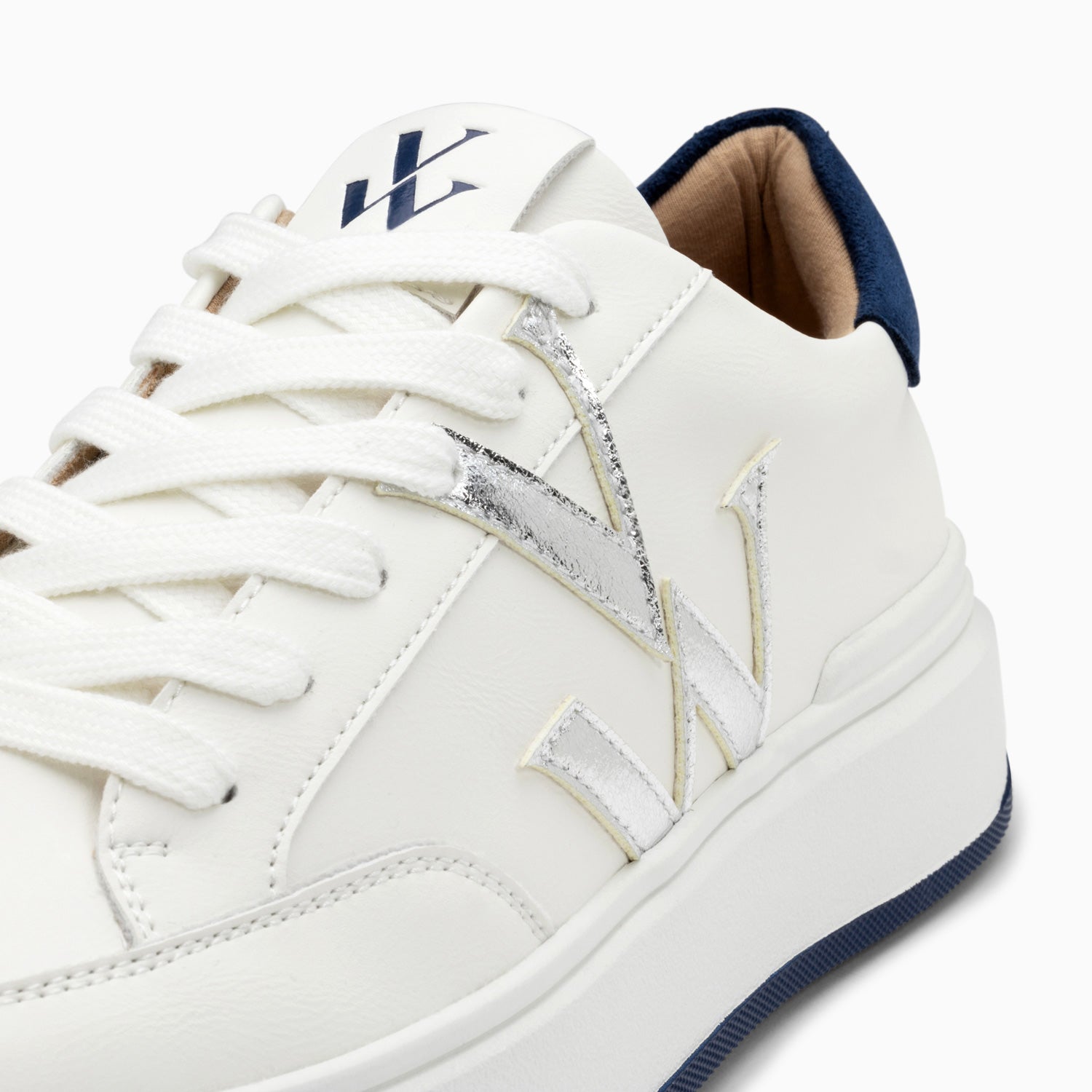 Sneakers blanches femme avec monogramme Vanessa Wu argent avec semelle blanche et bleu marine