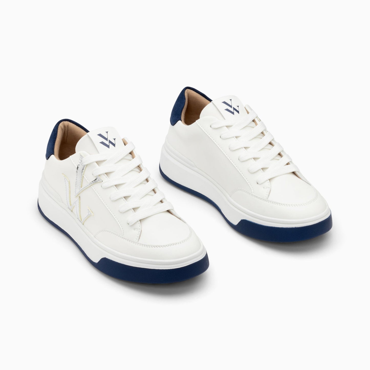 Sneakers blanches femme avec monogramme Vanessa Wu argent avec semelle blanche et bleu marine