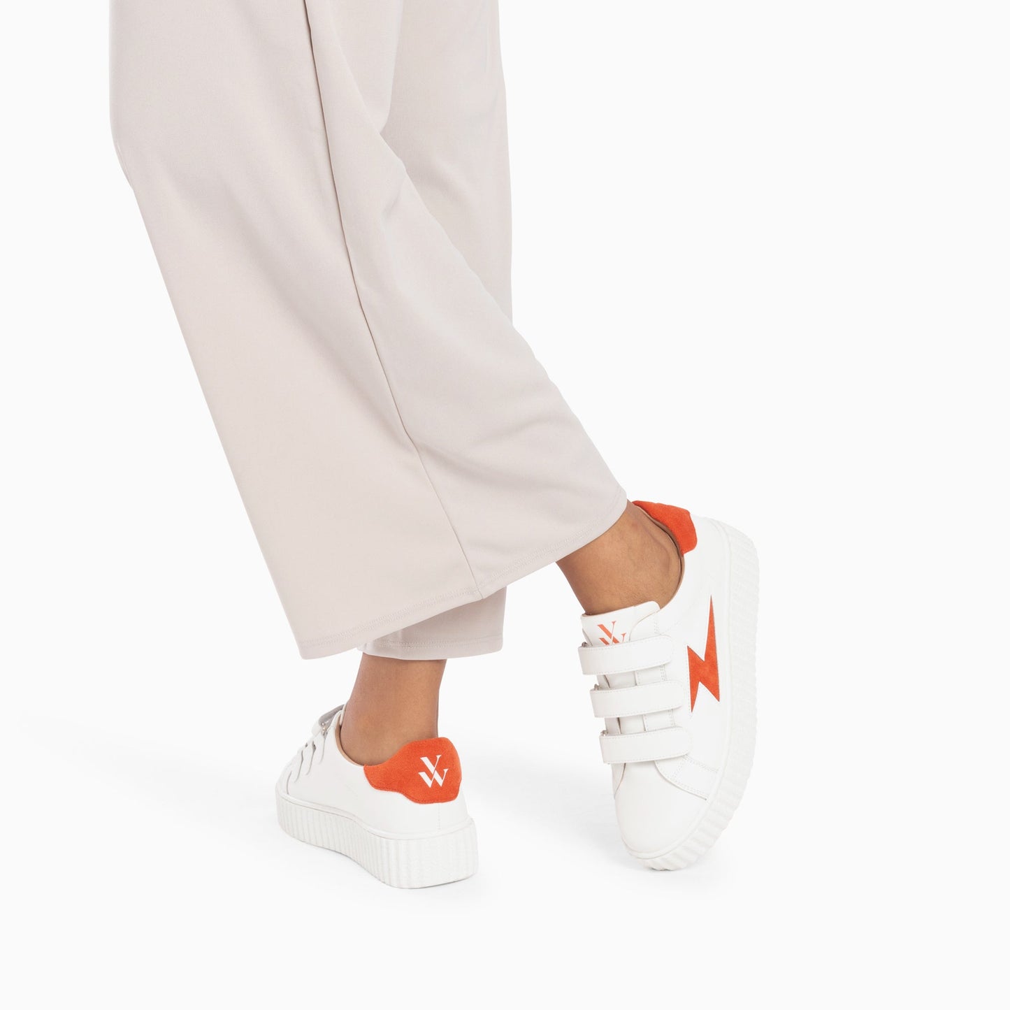 Baskets femme avec semelle creepers en similiuir blanc et éclair orange corail Vanessa Wu